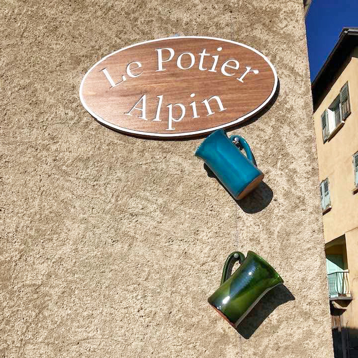 Détail poterie estampillée Le Potier Alpin