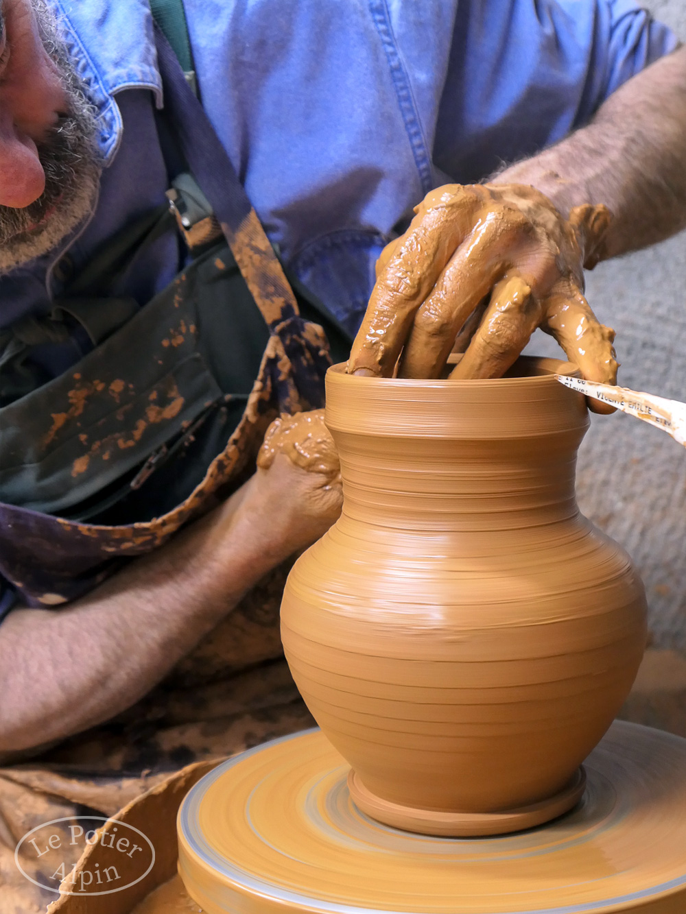 Détail poterie estampillée Le Potier Alpin